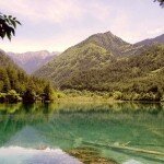 Красивое прозрачное озеро Вухуа Хай в Китае Красивое прозрачное озеро Вухуа Хай в Китае